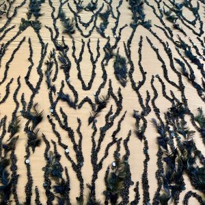 Dantela Neagra Haute Couture cu Siraguri si Pene